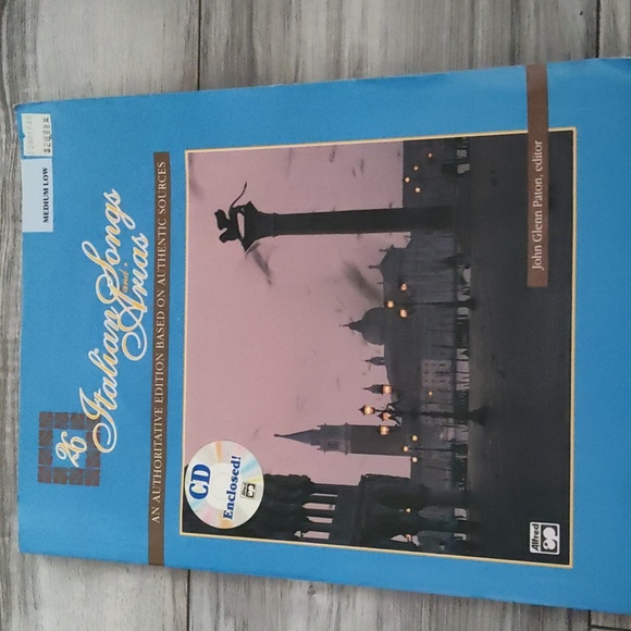 Italian Songs & Arias music book with CD - Picture 1 of 6